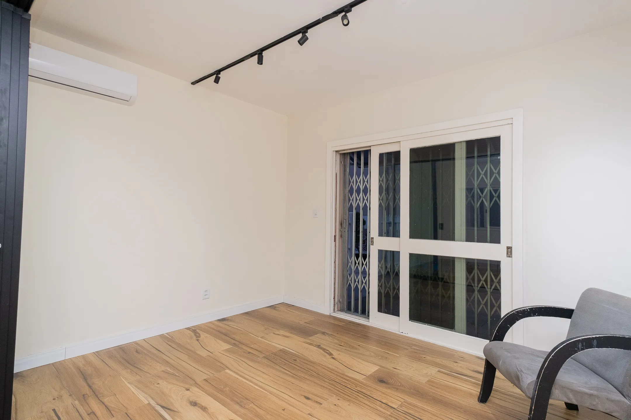 Casa à venda na Av. São Francisco de Paula, Areal - 244 m², 3 quartos (sendo 1 suíte), móveis sob medida e espaço gourmet com piscina. - 6