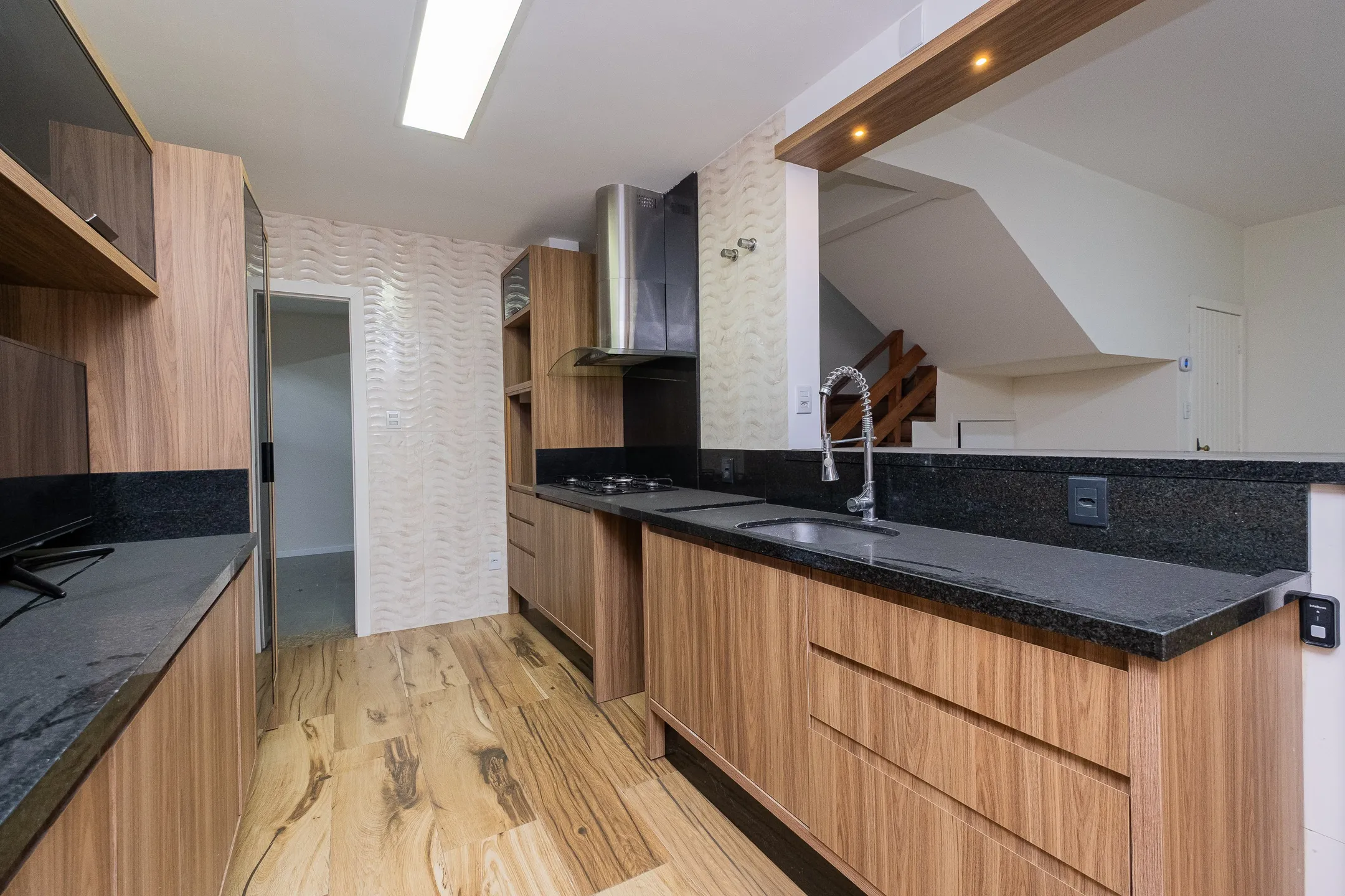 Casa à venda na Av. São Francisco de Paula, Areal - 244 m², 3 quartos (sendo 1 suíte), móveis sob medida e espaço gourmet com piscina. - 9