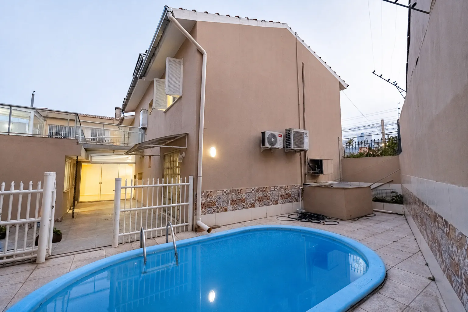 Casa à venda na Av. São Francisco de Paula, Areal - 244 m², 3 quartos (sendo 1 suíte), móveis sob medida e espaço gourmet com piscina. - 36