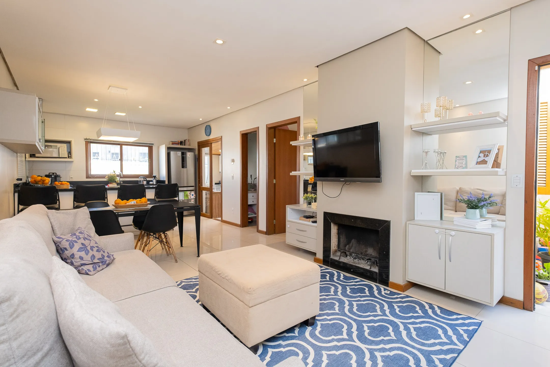 Casa à venda no Liberdade, Pelotas - Com 95 m², 2 quartos (sendo1 suíte), móveis planejados, espaço gourmet, lareira, pátio e vaga para 2 carros.