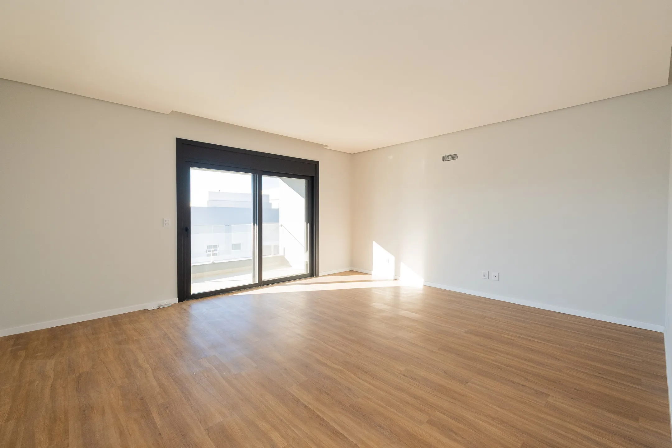 Casa à venda no Alphaville, Laranjal - 261 m², 3 quartos (sendo todos suítes), acabamentos de alto padrão, sacada e amplo pátio aos fundos. - 10