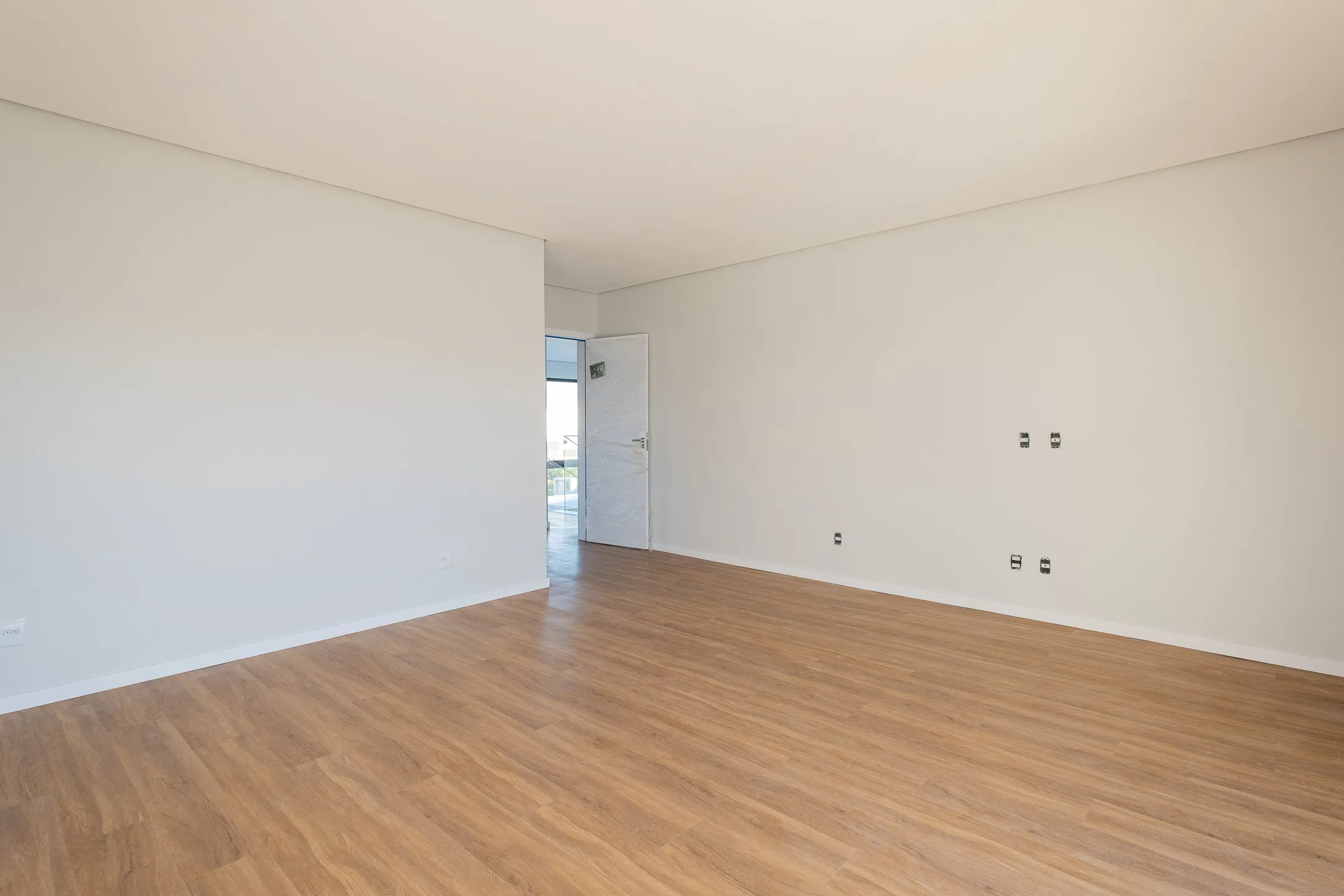 Casa à venda no Alphaville, Laranjal - 261 m², 3 quartos (sendo todos suítes), acabamentos de alto padrão, sacada e amplo pátio aos fundos. - 11