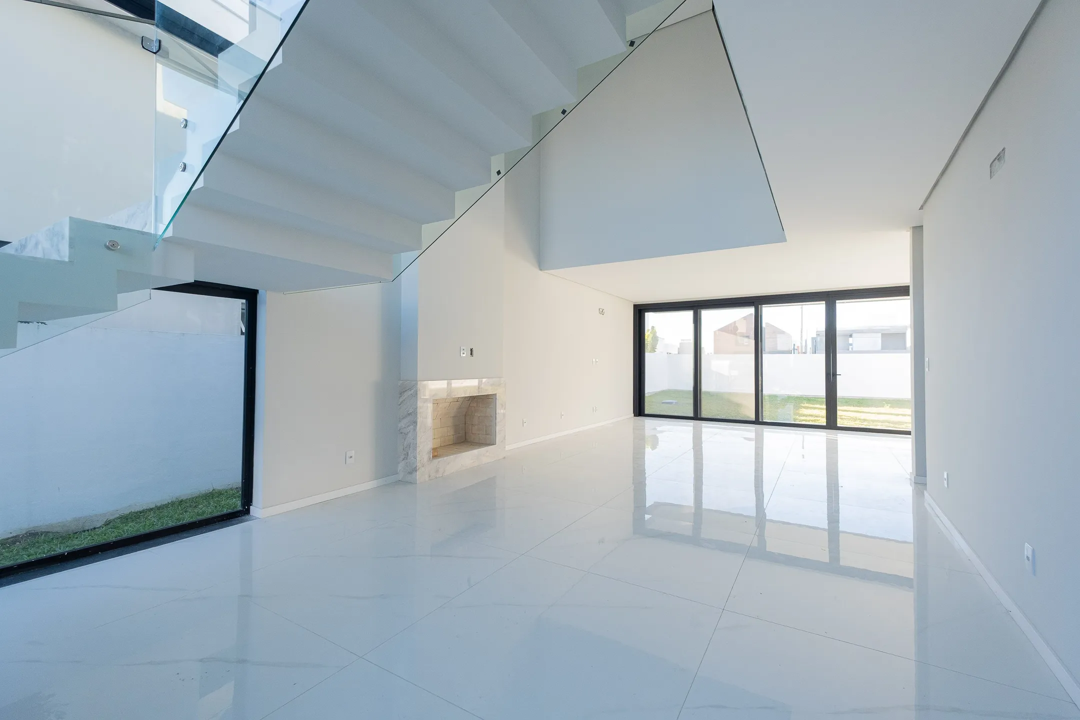 Casa à venda no Alphaville, Laranjal - 261 m², 3 quartos (sendo todos suítes), acabamentos de alto padrão, sacada e amplo pátio aos fundos.