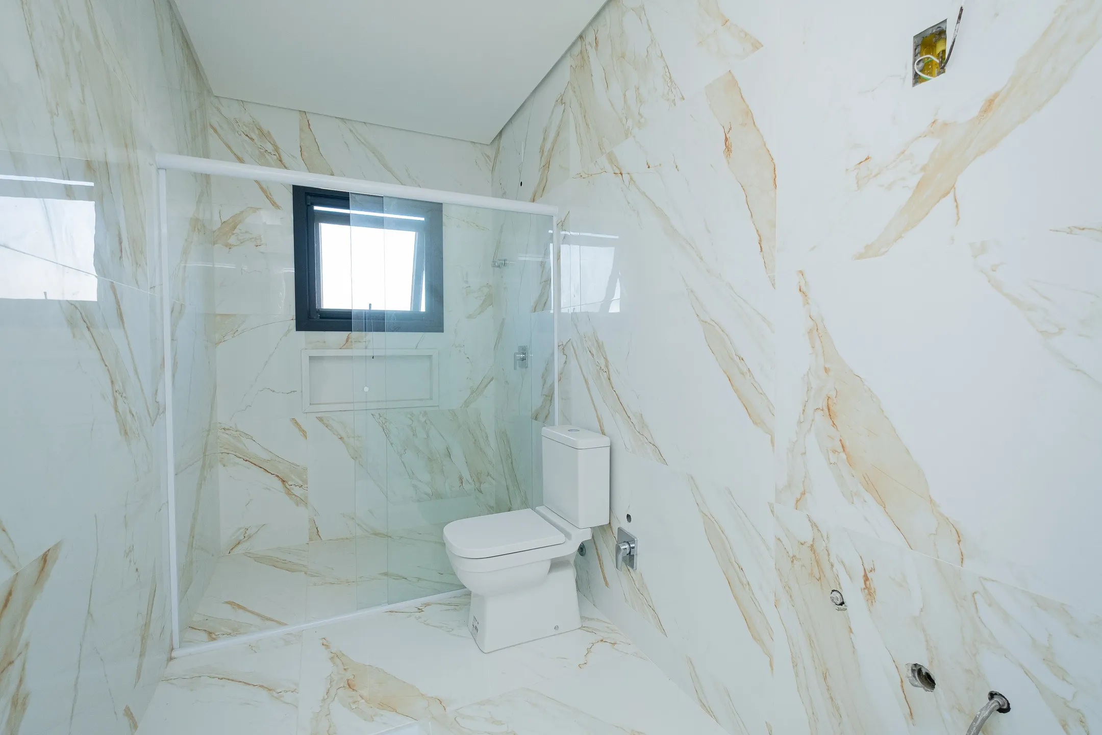 Casa à venda no Alphaville, Laranjal - 261 m², 3 quartos (sendo todos suítes), acabamentos de alto padrão, sacada e amplo pátio aos fundos. - 12