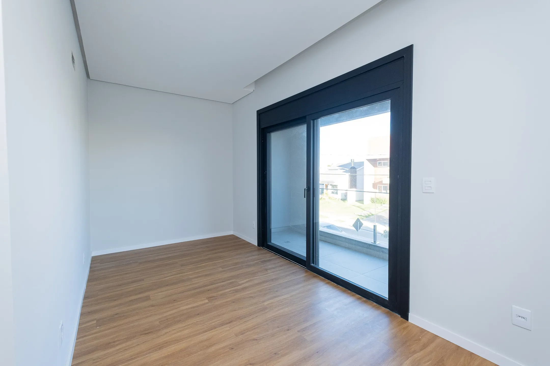 Casa à venda no Alphaville, Laranjal - 261 m², 3 quartos (sendo todos suítes), acabamentos de alto padrão, sacada e amplo pátio aos fundos. - 13