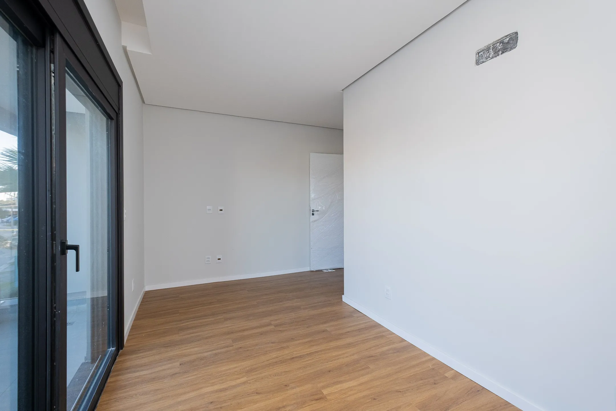 Casa à venda no Alphaville, Laranjal - 261 m², 3 quartos (sendo todos suítes), acabamentos de alto padrão, sacada e amplo pátio aos fundos. - 14