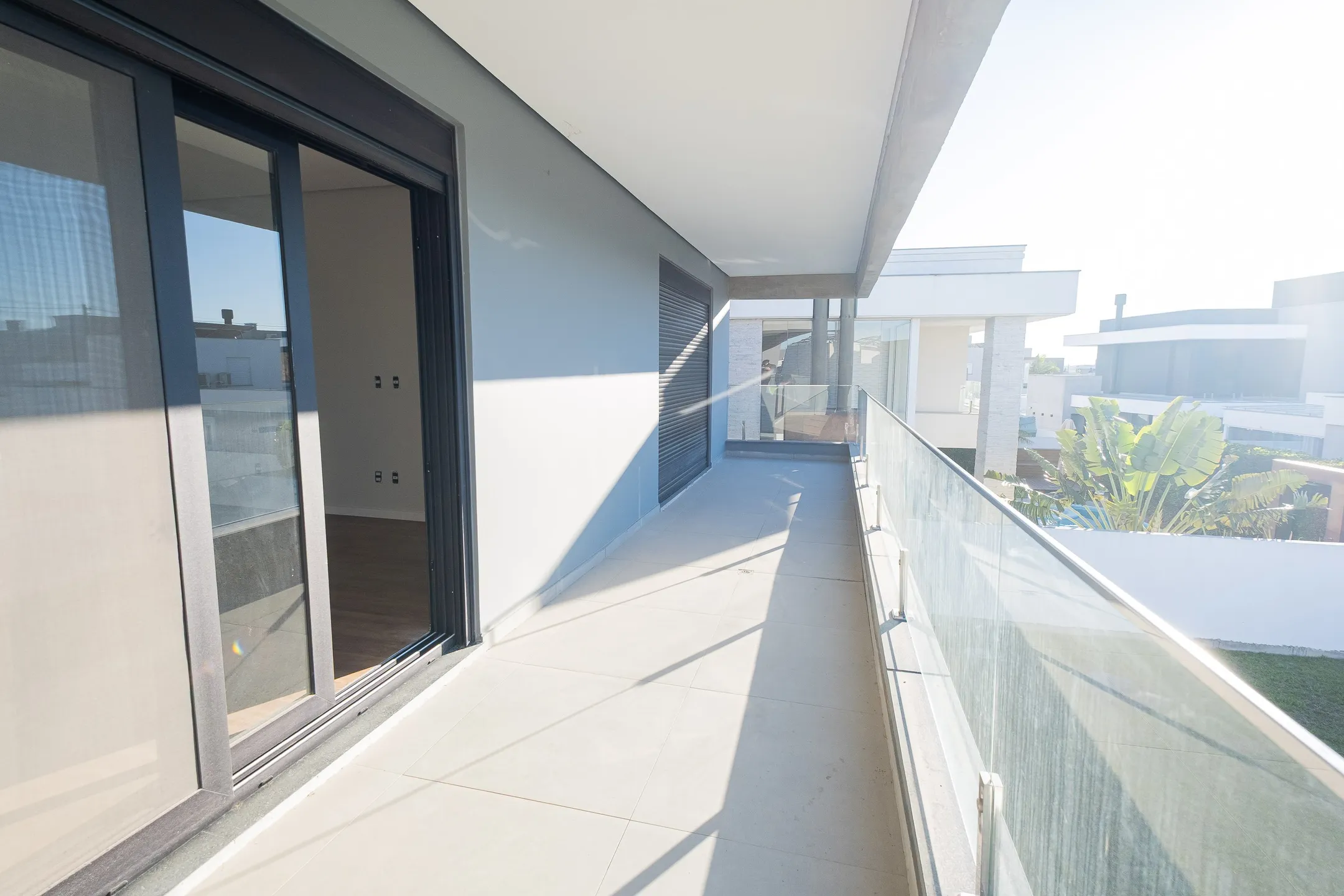 Casa à venda no Alphaville, Laranjal - 261 m², 3 quartos (sendo todos suítes), acabamentos de alto padrão, sacada e amplo pátio aos fundos. - 16