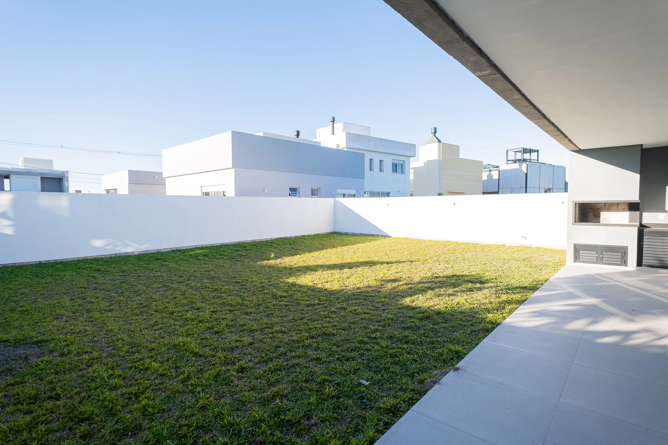 Casa à venda no Alphaville, Laranjal - 261 m², 3 quartos (sendo todos suítes), acabamentos de alto padrão, sacada e amplo pátio aos fundos. - 17