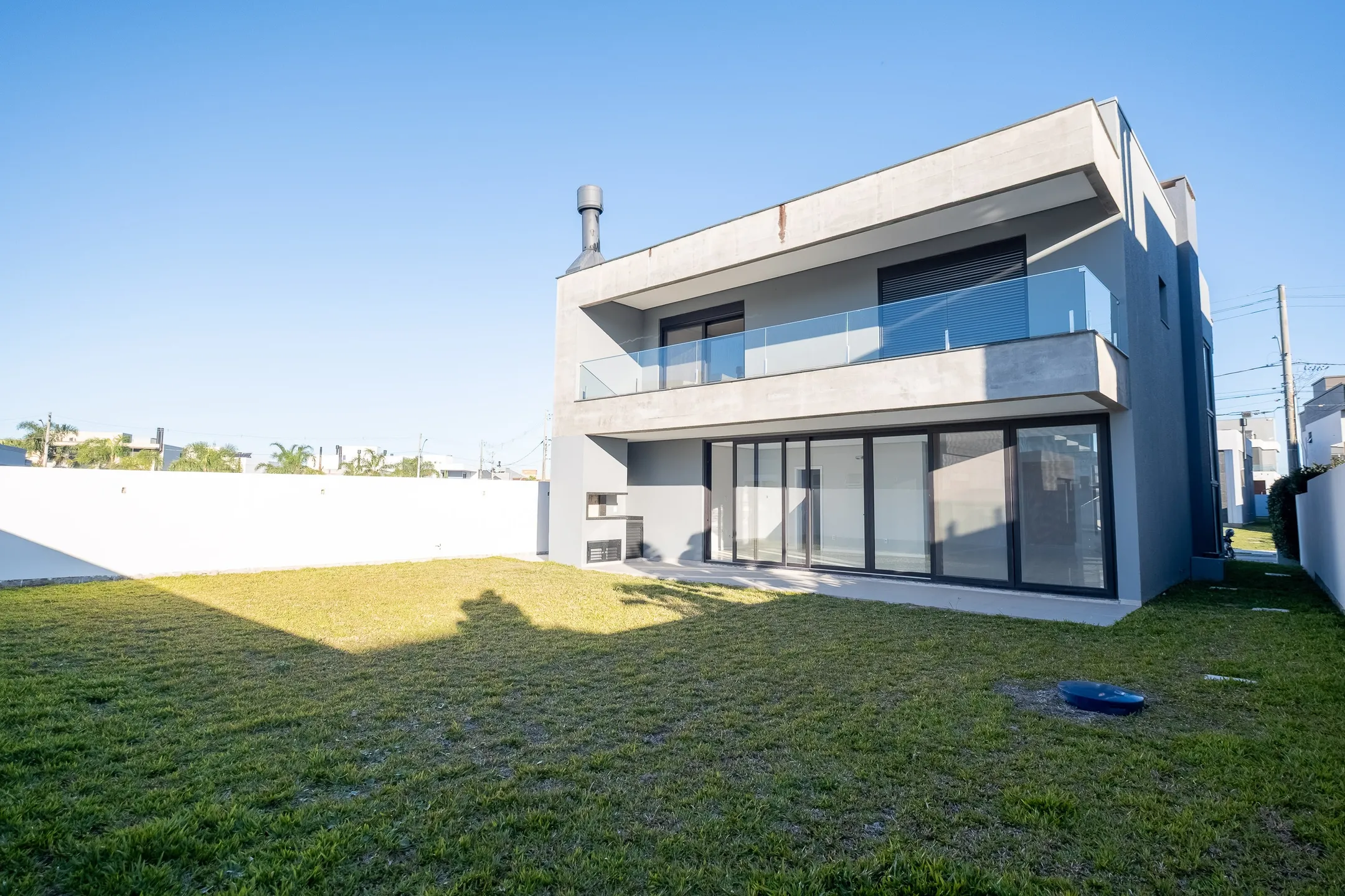 Casa à venda no Alphaville, Laranjal - 261 m², 3 quartos (sendo todos suítes), acabamentos de alto padrão, sacada e amplo pátio aos fundos. - 18