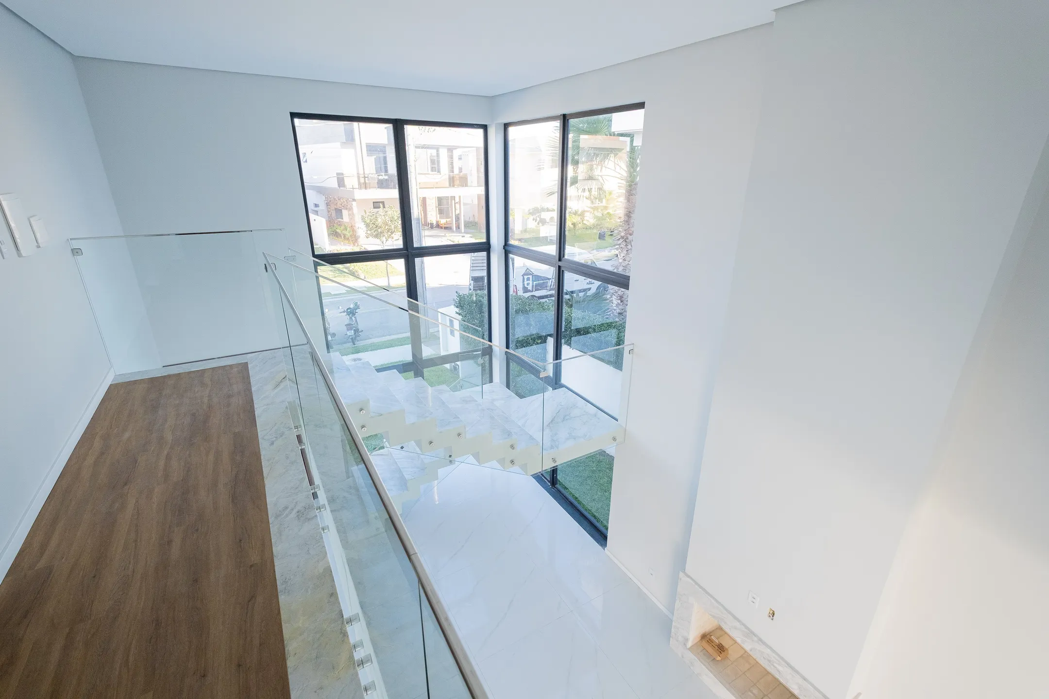 Casa à venda no Alphaville, Laranjal - 261 m², 3 quartos (sendo todos suítes), acabamentos de alto padrão, sacada e amplo pátio aos fundos. - 6