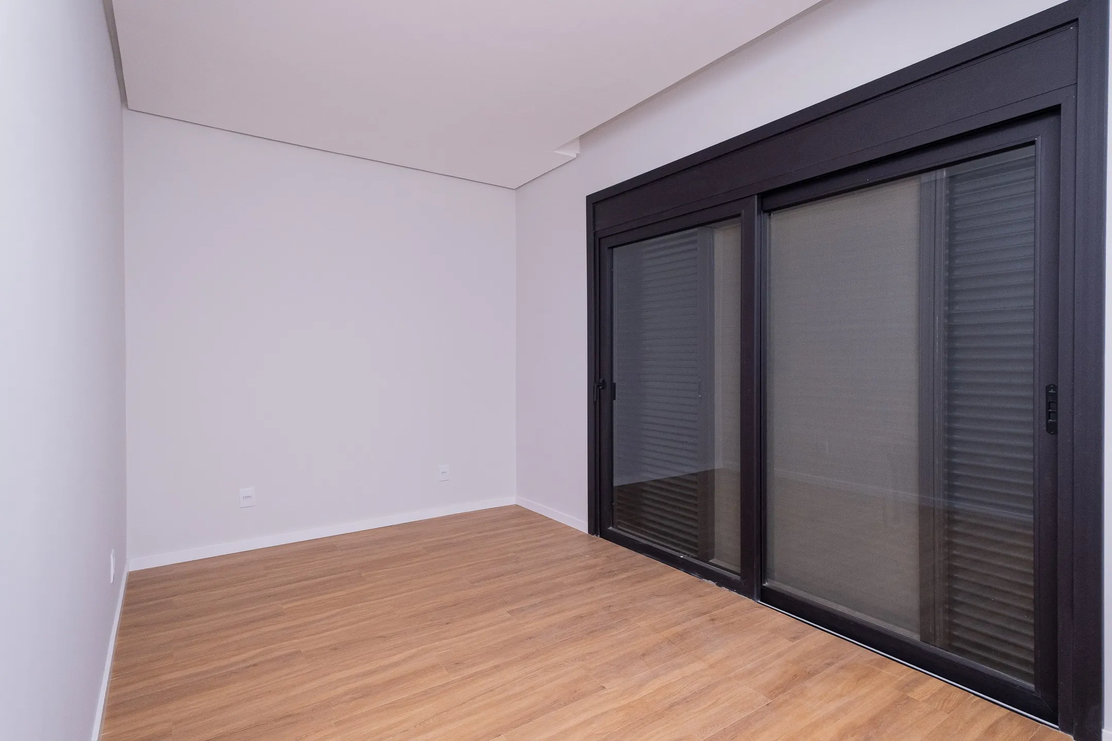 Casa à venda no Alphaville, Laranjal - 261 m², 3 quartos (sendo todos suítes), acabamentos de alto padrão, sacada e amplo pátio aos fundos. - 7