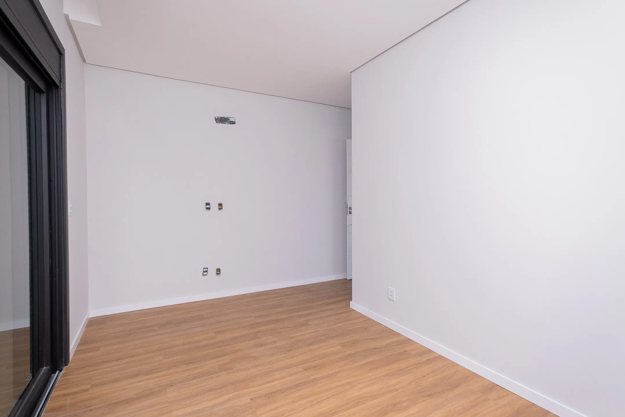 Casa à venda no Alphaville, Laranjal - 261 m², 3 quartos (sendo todos suítes), acabamentos de alto padrão, sacada e amplo pátio aos fundos. - 8
