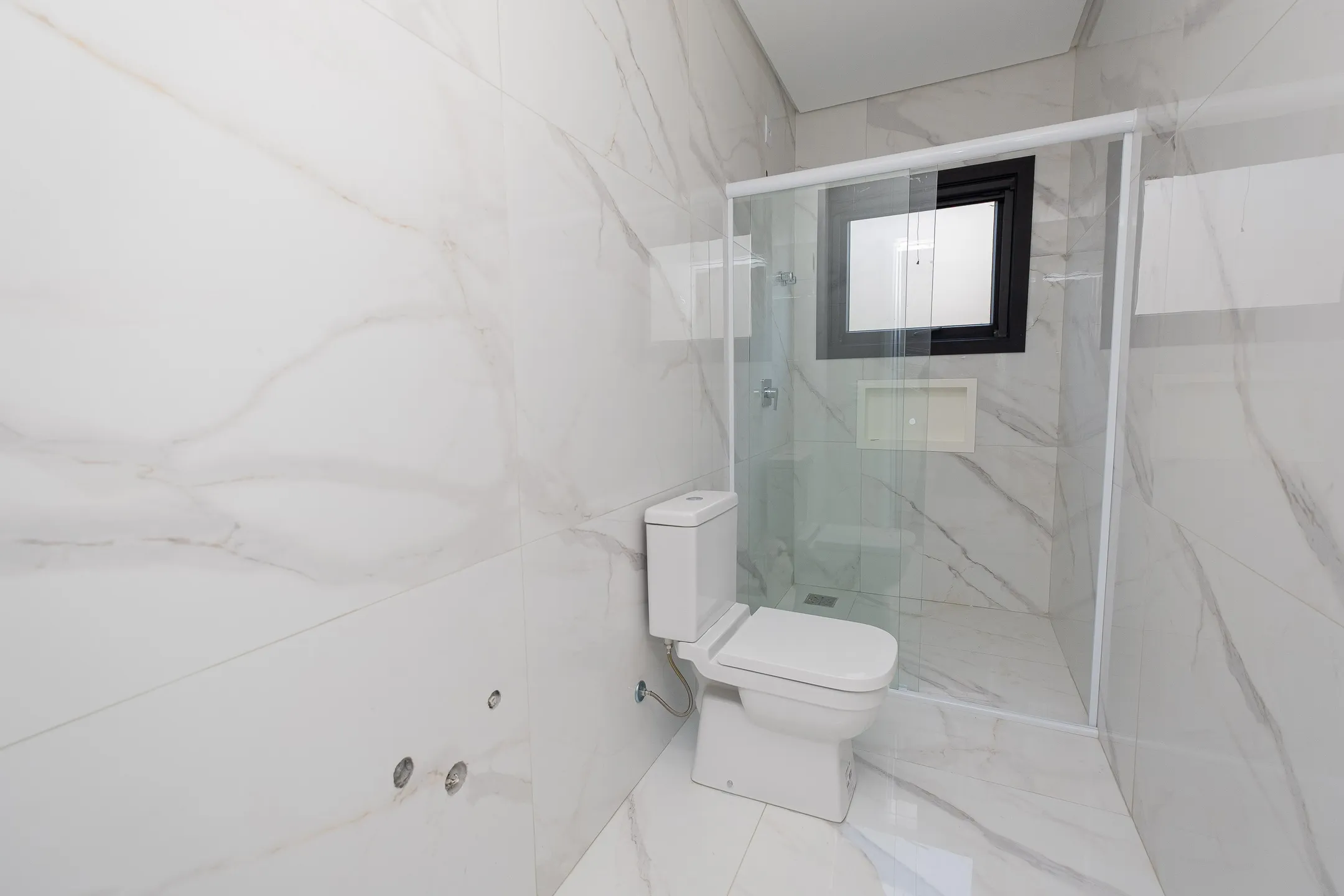 Casa à venda no Alphaville, Laranjal - 261 m², 3 quartos (sendo todos suítes), acabamentos de alto padrão, sacada e amplo pátio aos fundos. - 9