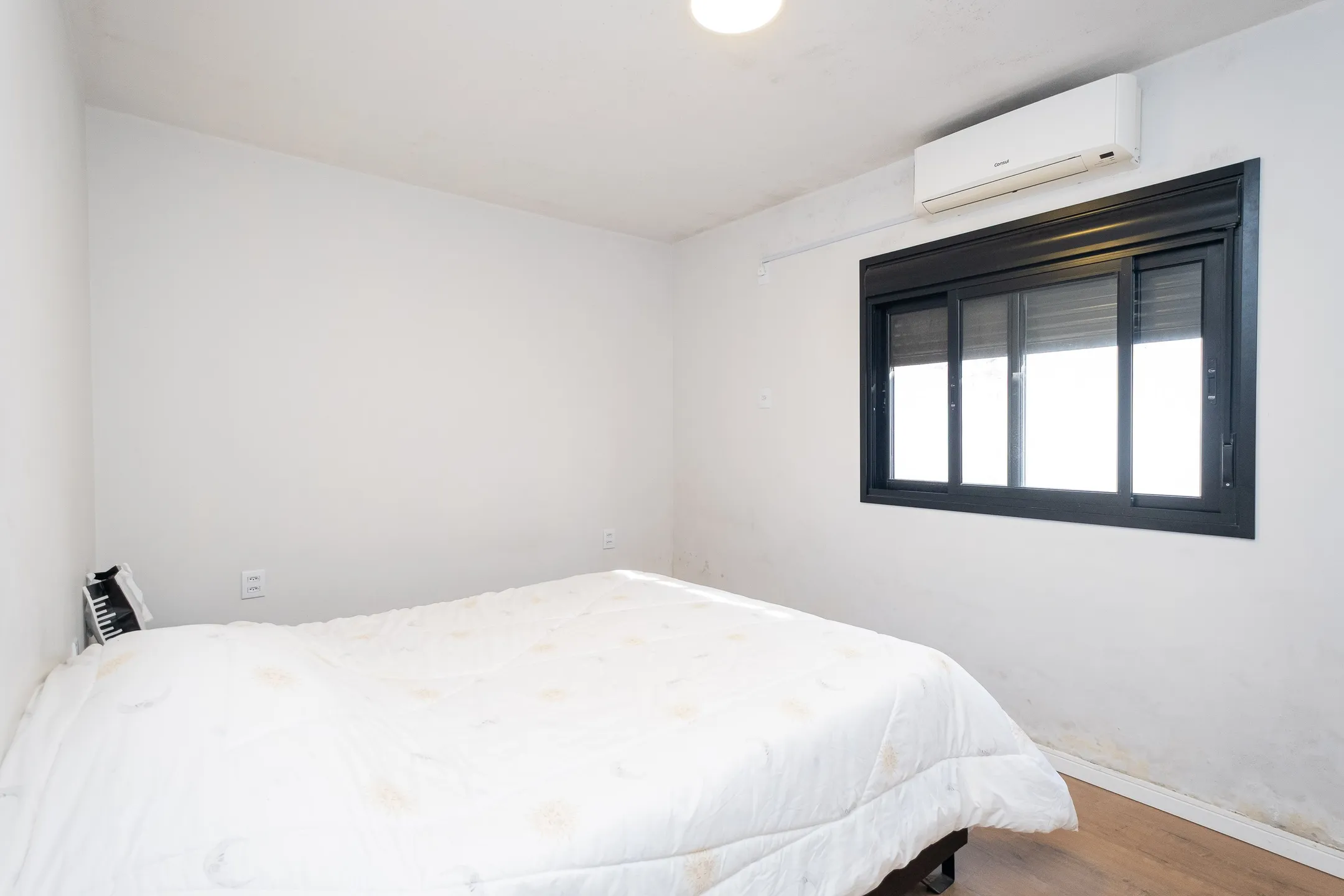 Casa à venda no Areal, Pelotas - 141 m², 4 quartos, móveis planejados, sala com lareira, churrasqueira e pátio aos fundos. - 10