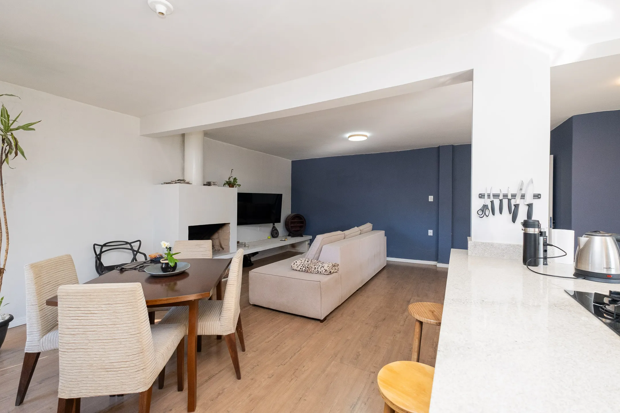 Casa à venda no Areal, Pelotas - 141 m², 4 quartos, móveis planejados, sala com lareira, churrasqueira e pátio aos fundos.