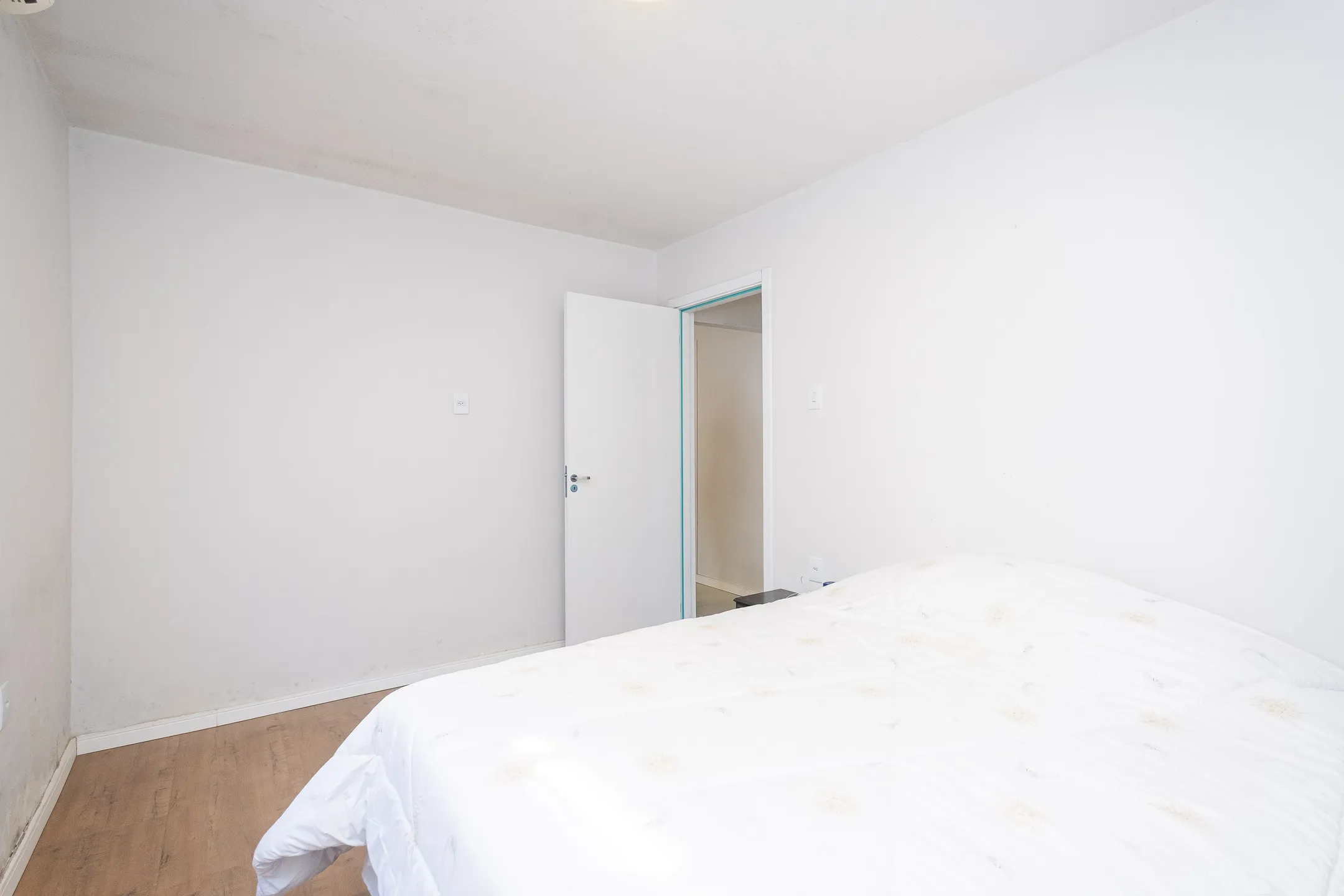 Casa à venda no Areal, Pelotas - 141 m², 4 quartos, móveis planejados, sala com lareira, churrasqueira e pátio aos fundos. - 11