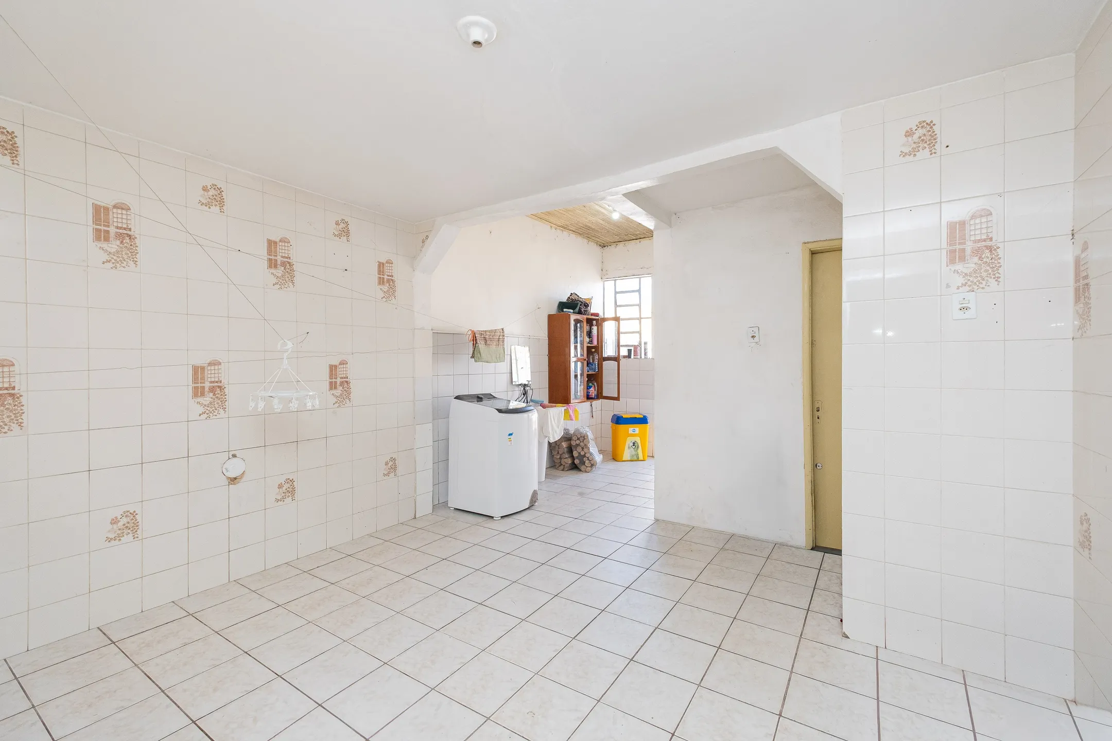 Casa à venda no Areal, Pelotas - 141 m², 4 quartos, móveis planejados, sala com lareira, churrasqueira e pátio aos fundos. - 13