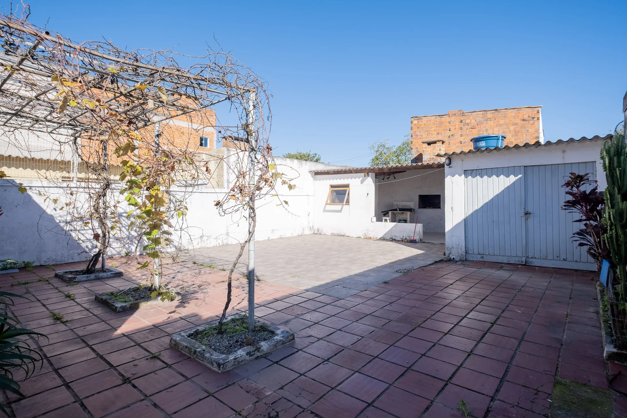 Casa à venda no Areal, Pelotas - 141 m², 4 quartos, móveis planejados, sala com lareira, churrasqueira e pátio aos fundos. - 14