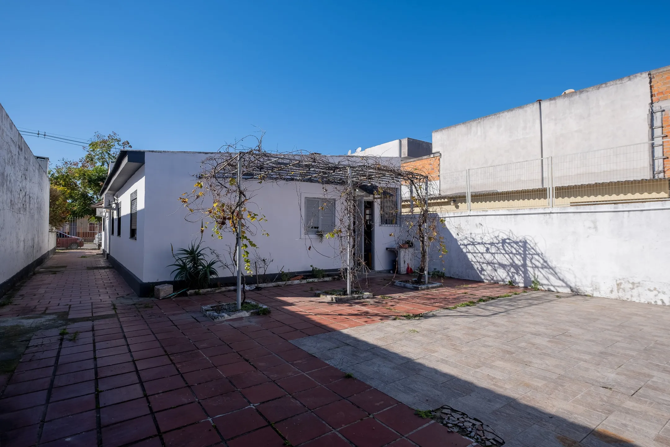 Casa à venda no Areal, Pelotas - 141 m², 4 quartos, móveis planejados, sala com lareira, churrasqueira e pátio aos fundos. - 15
