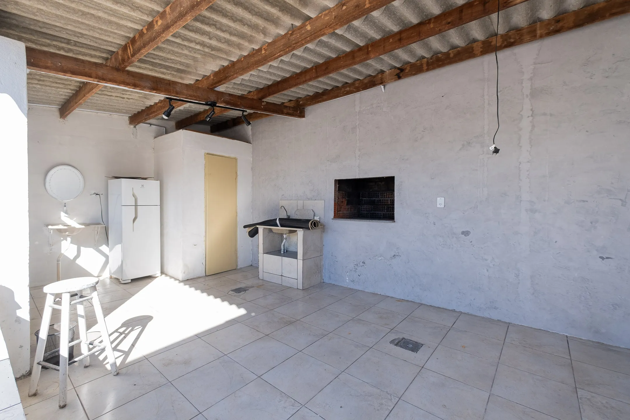 Casa à venda no Areal, Pelotas - 141 m², 4 quartos, móveis planejados, sala com lareira, churrasqueira e pátio aos fundos. - 16