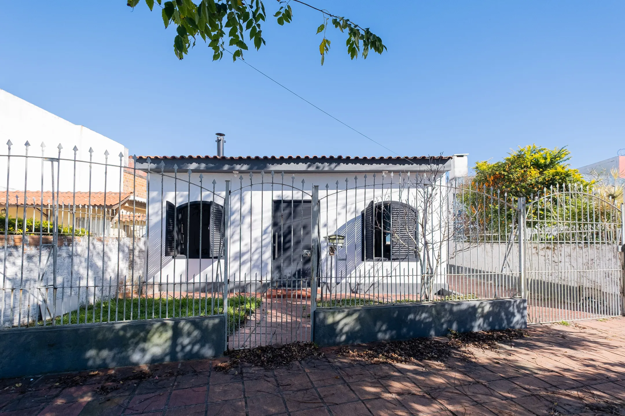 Casa à venda no Areal, Pelotas - 141 m², 4 quartos, móveis planejados, sala com lareira, churrasqueira e pátio aos fundos. - 18