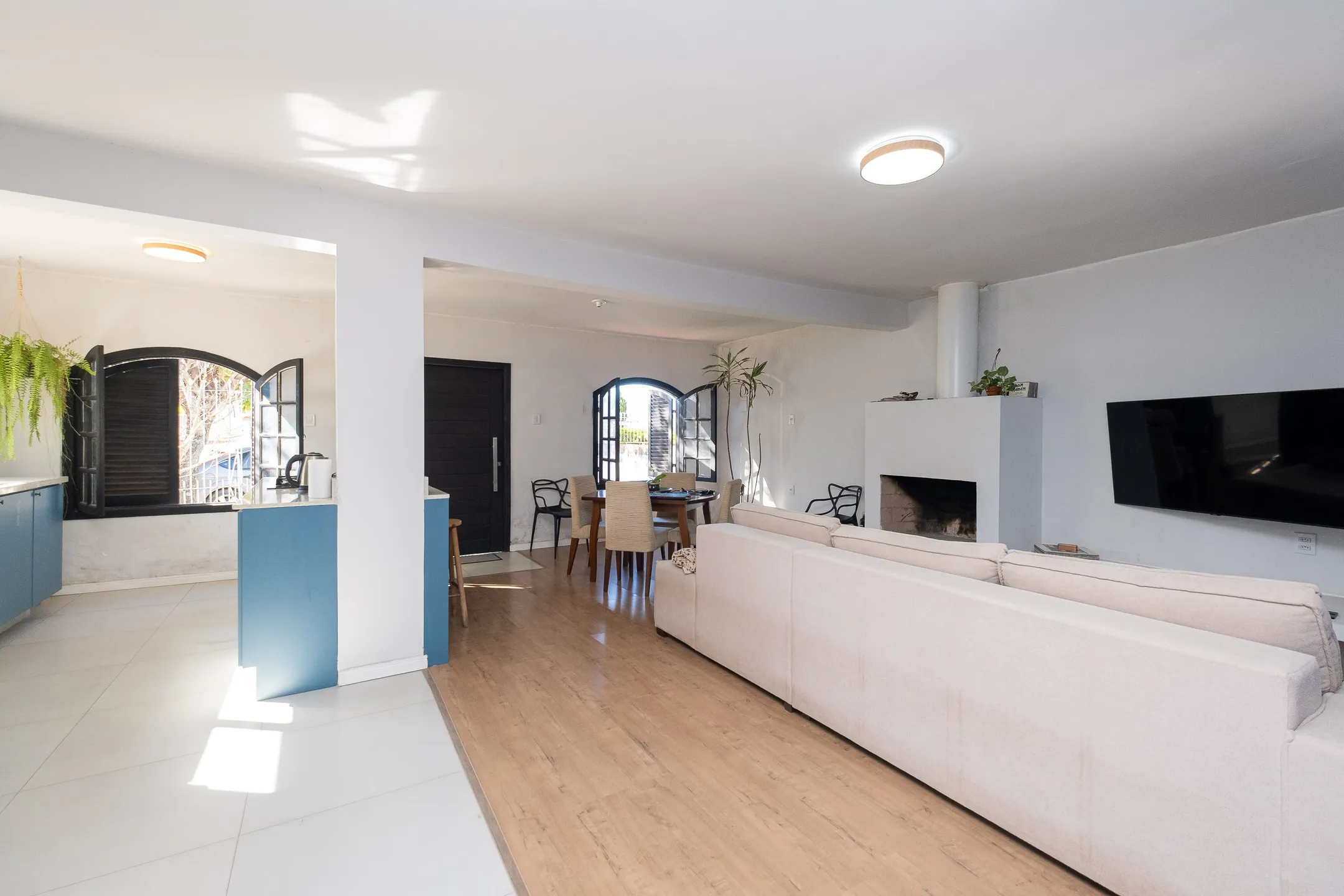 Casa à venda no Areal, Pelotas - 141 m², 4 quartos, móveis planejados, sala com lareira, churrasqueira e pátio aos fundos. - 6