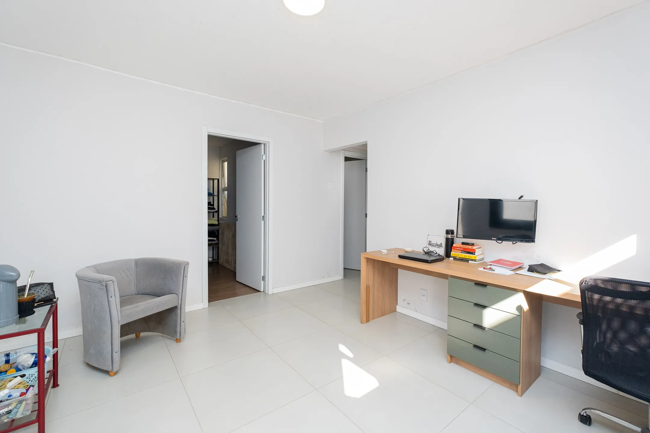 Casa à venda no Areal, Pelotas - 141 m², 4 quartos, móveis planejados, sala com lareira, churrasqueira e pátio aos fundos. - 8