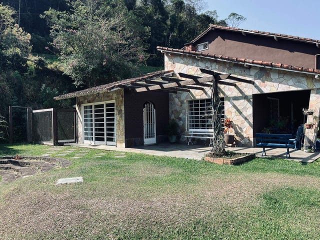 Casa com 7000m² 4 quartos e 4 banheiros, à venda, no bairro Araras em Petrópolis