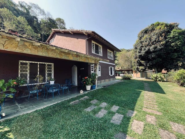 Casa com 7000m² 4 quartos e 4 banheiros, à venda, no bairro Araras em Petrópolis