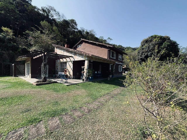 Casa com 7000m² 4 quartos e 4 banheiros, à venda, no bairro Araras em Petrópolis