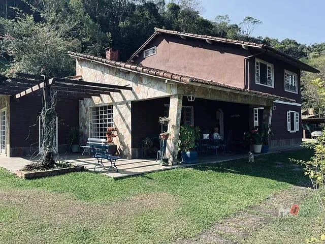 Casa com 7000m² 4 quartos e 4 banheiros, à venda, no bairro Araras em Petrópolis