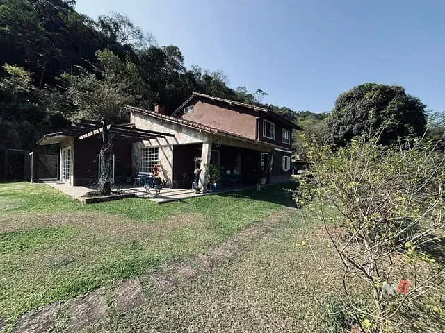 Casa com 7000m² 4 quartos e 4 banheiros, à venda, no bairro Araras em Petrópolis