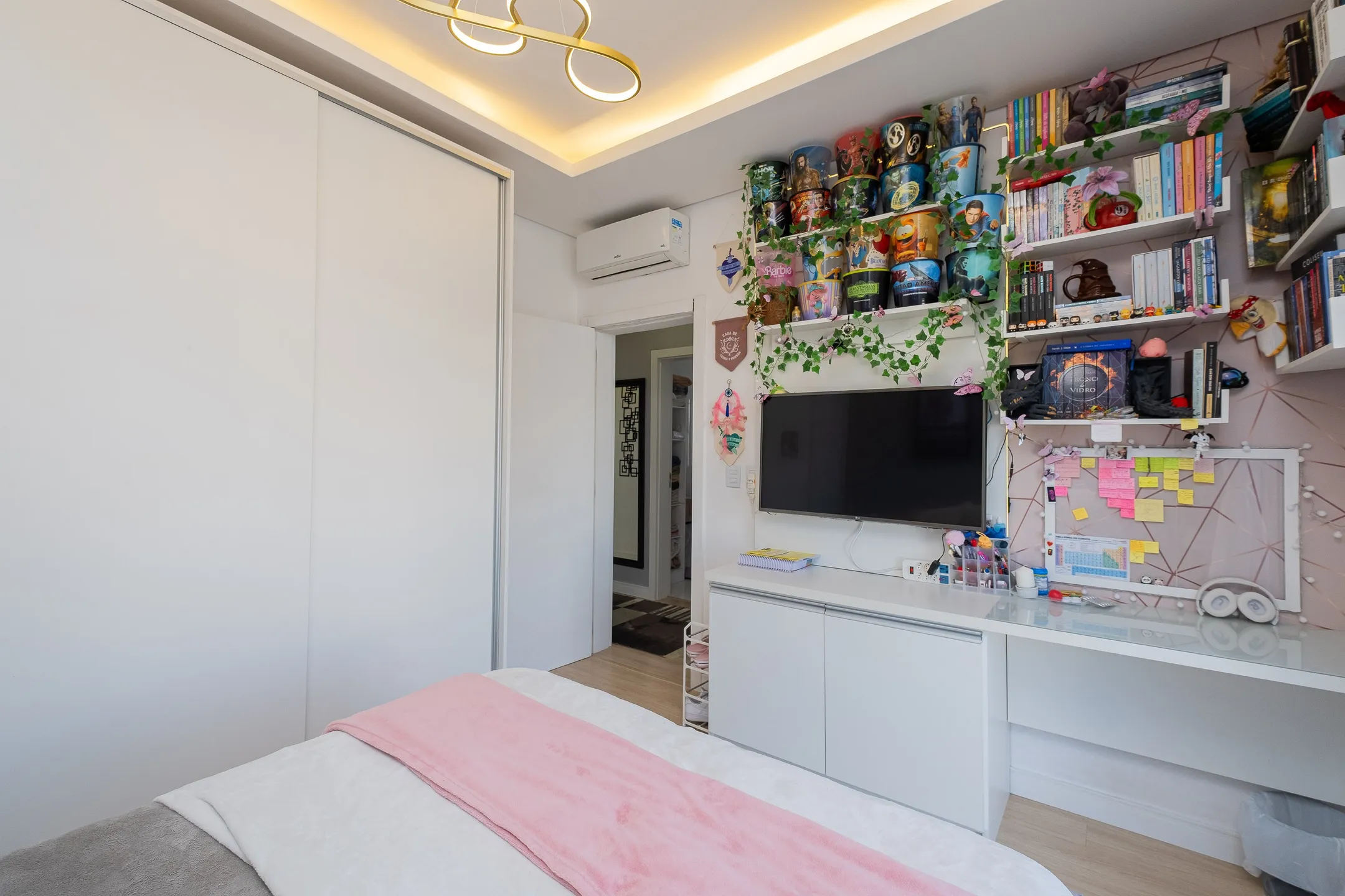Casa mobiliada à venda no Veredas, Laranjal - 260 m², 4 quartos (sendo 1 suíte com sacada), acabamentos de alto padrão e área gourmet com piscina. - 10
