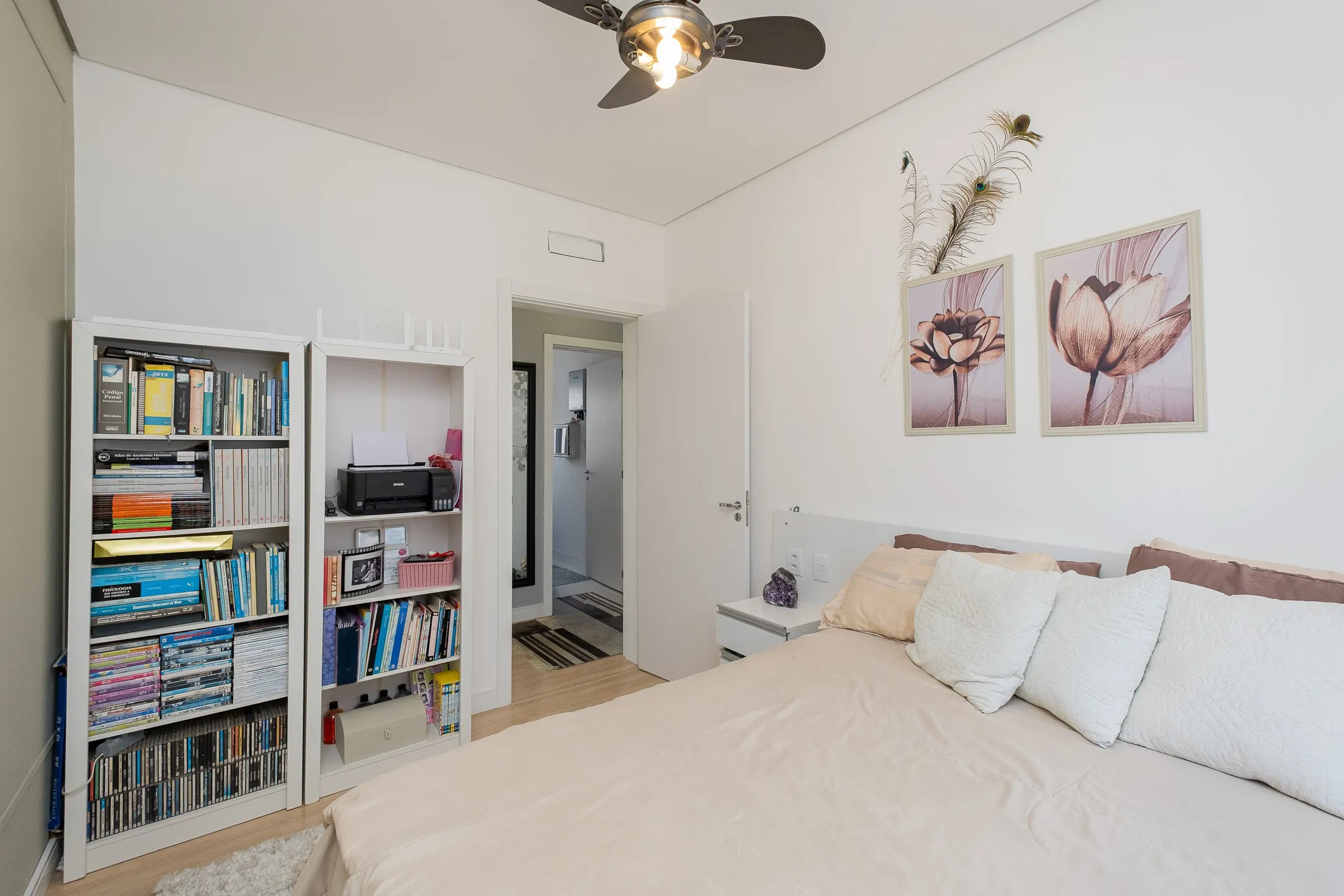 Casa mobiliada à venda no Veredas, Laranjal - 260 m², 4 quartos (sendo 1 suíte com sacada), acabamentos de alto padrão e área gourmet com piscina. - 12