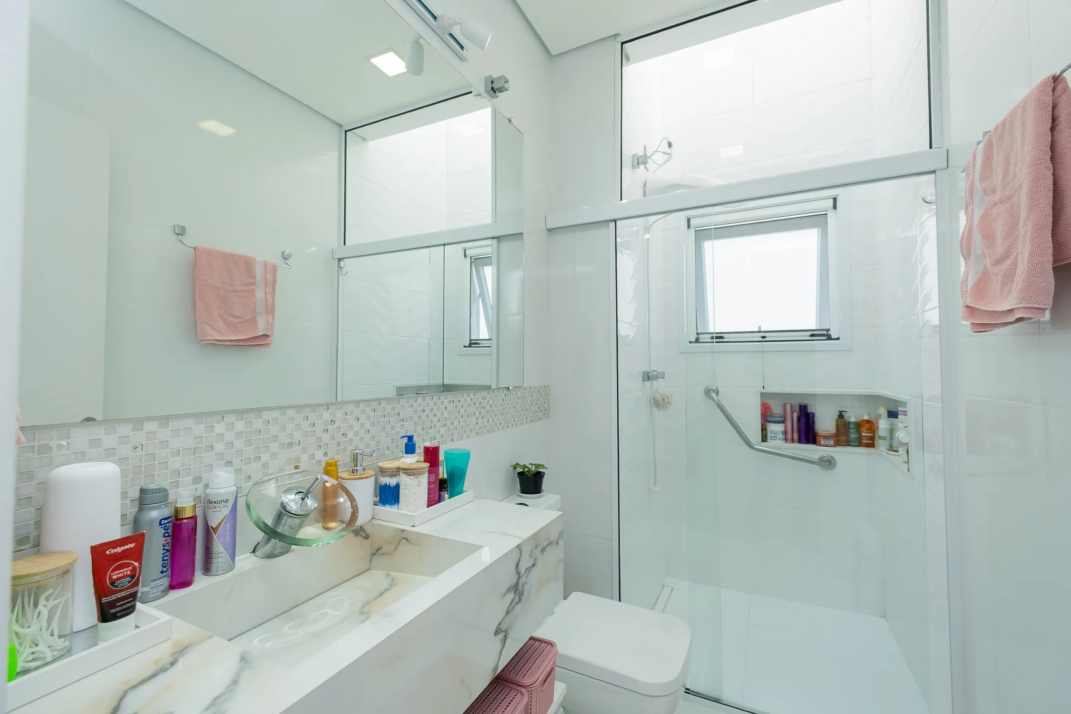 Casa mobiliada à venda no Veredas, Laranjal - 260 m², 4 quartos (sendo 1 suíte com sacada), acabamentos de alto padrão e área gourmet com piscina. - 13