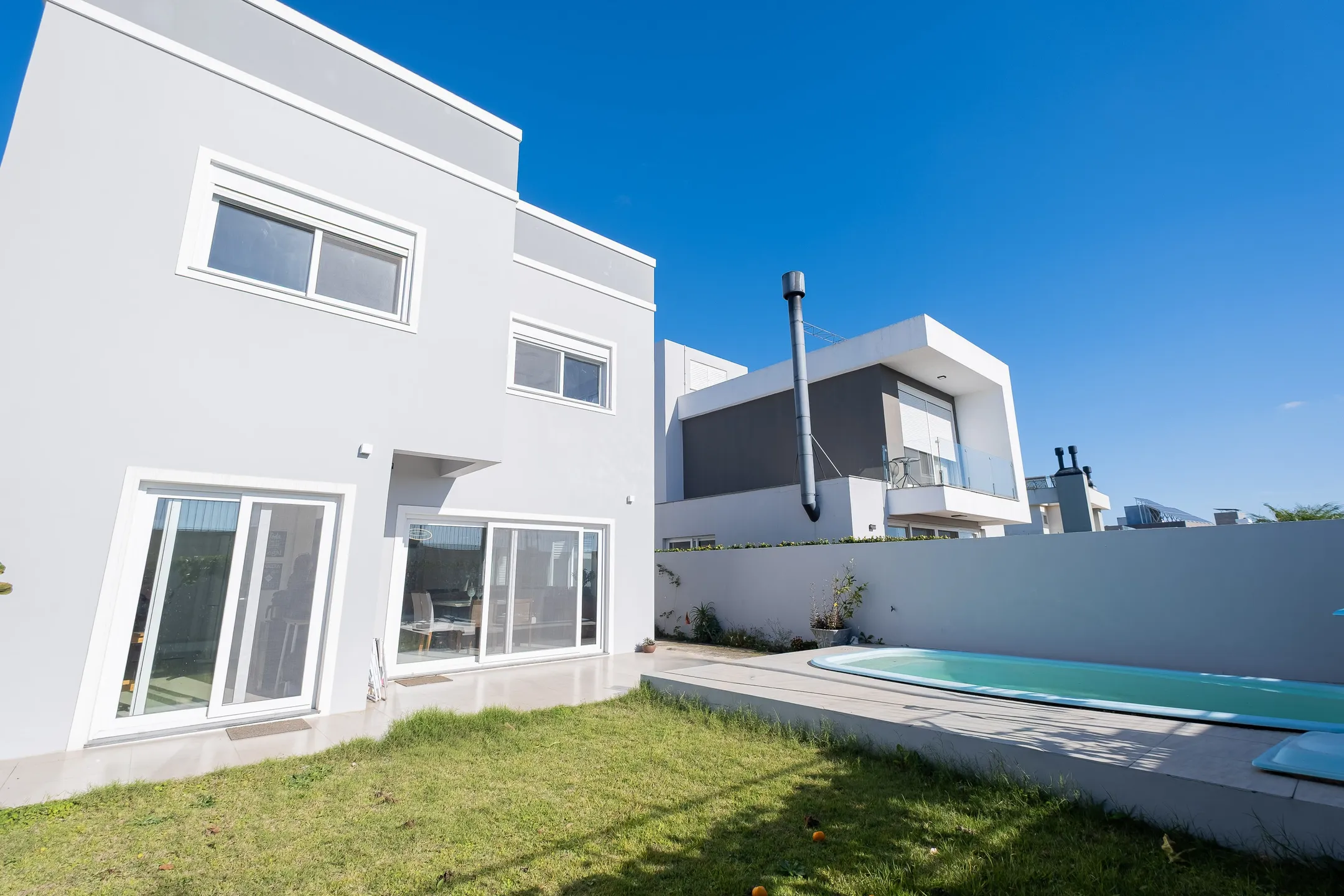 Casa mobiliada à venda no Veredas, Laranjal - 260 m², 4 quartos (sendo 1 suíte com sacada), acabamentos de alto padrão e área gourmet com piscina. - 20