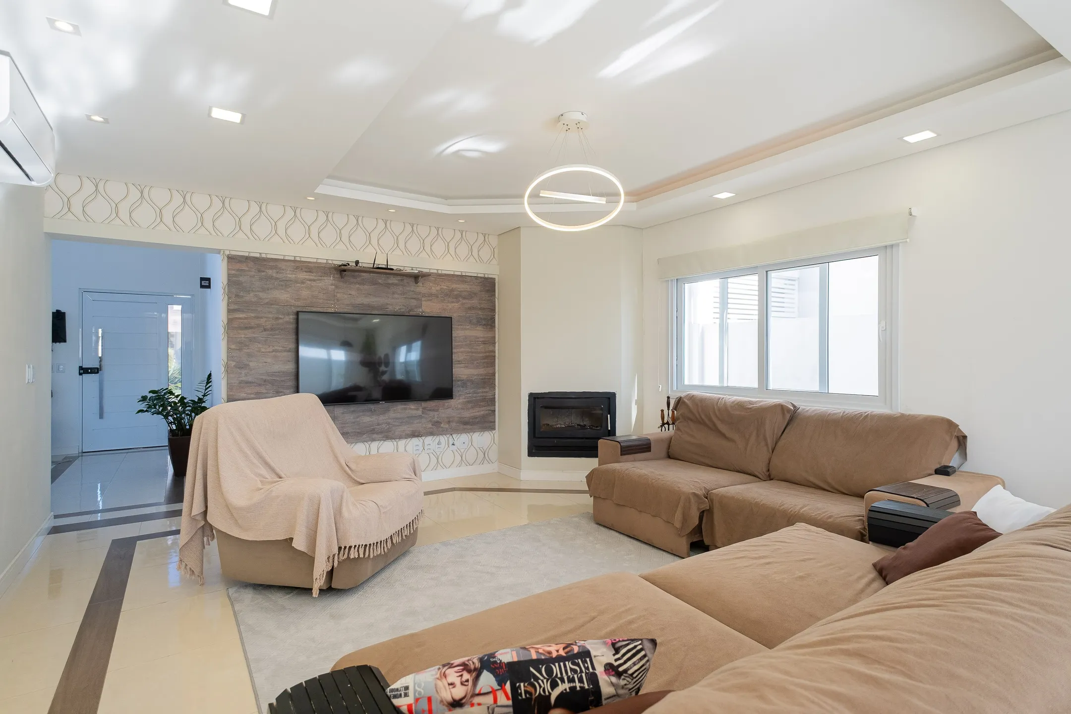 Casa mobiliada à venda no Veredas, Laranjal - 260 m², 4 quartos (sendo 1 suíte com sacada), acabamentos de alto padrão e área gourmet com piscina.