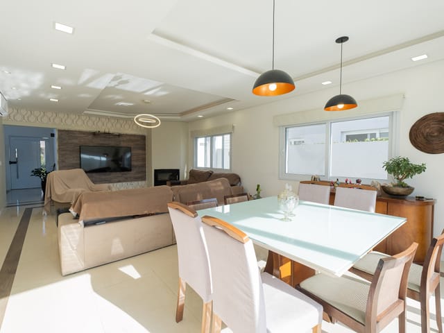Casa com 652m² 4 quartos e 3 banheiros, à venda, no bairro Laranjal em Pelotas