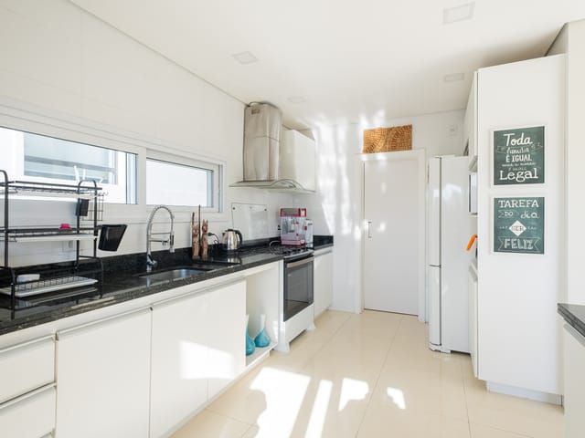 Casa com 652m² 4 quartos e 3 banheiros, à venda, no bairro Laranjal em Pelotas