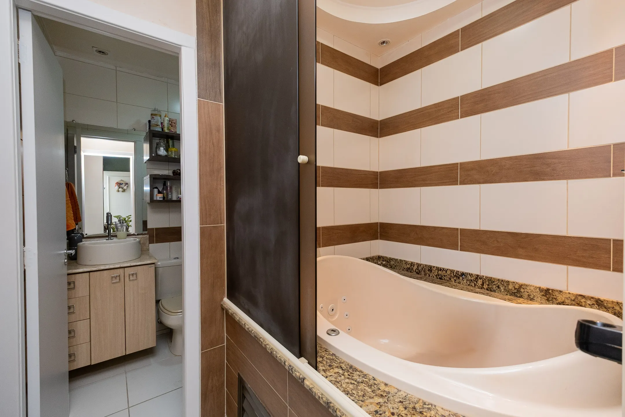 Casa à venda no Residencial Terra Nova, Três Vendas - 80 m², 2 quartos (sendo 1 suíte), móveis planejados, espaço gourmet com piscina e churrasqueira. - 11