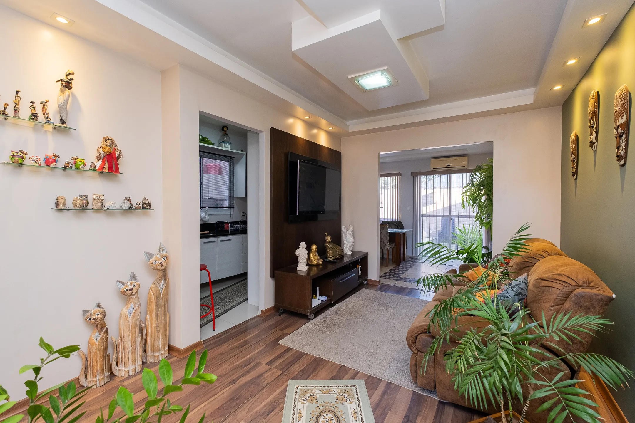 Casa à venda no Residencial Terra Nova, Três Vendas - 80 m², 2 quartos (sendo 1 suíte), móveis planejados, espaço gourmet com piscina e churrasqueira.