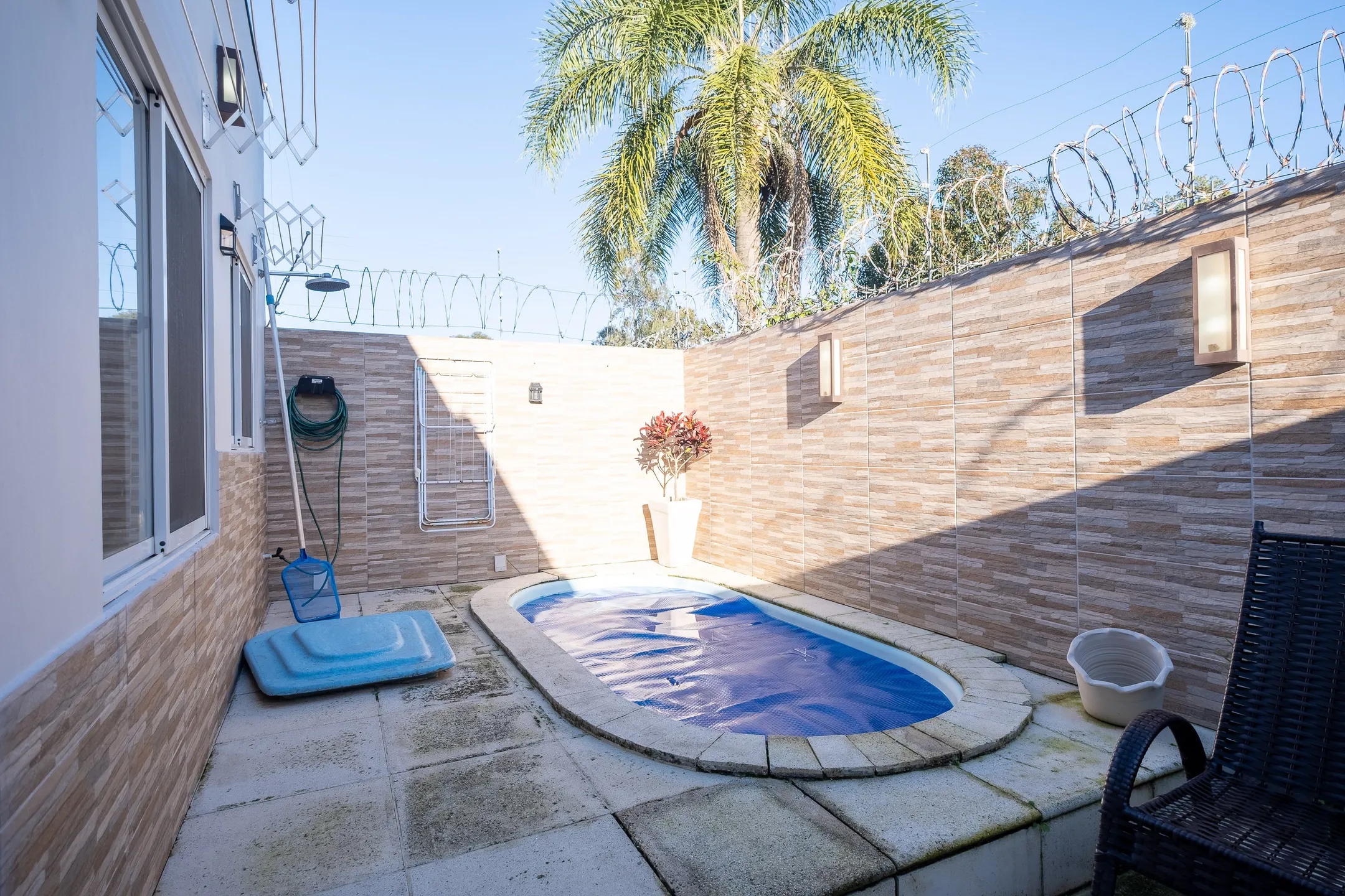 Casa à venda no Residencial Terra Nova, Três Vendas - 80 m², 2 quartos (sendo 1 suíte), móveis planejados, espaço gourmet com piscina e churrasqueira. - 16