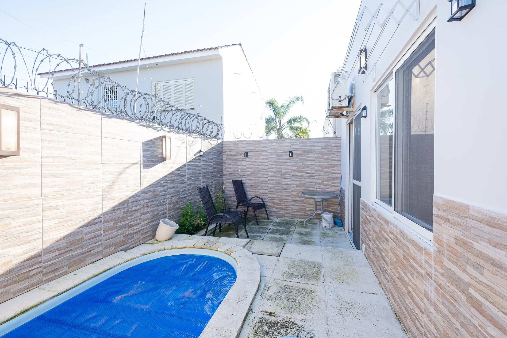 Casa à venda no Residencial Terra Nova, Três Vendas - 80 m², 2 quartos (sendo 1 suíte), móveis planejados, espaço gourmet com piscina e churrasqueira. - 17