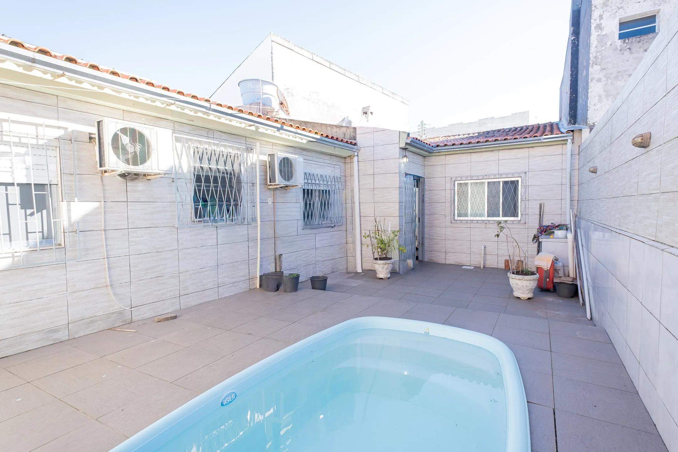 Casa à venda no São Gonçalo, Pelotas - 109 m², 2 quartos, pátio com piscina, garagem e apenas a uma quadra da Avenida JK.
