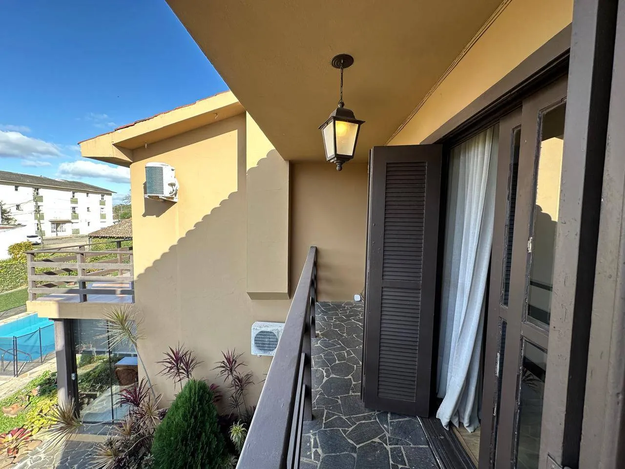 Casa mobiliada à venda no Fragata, Pelotas - 246 m², 3 quartos (sendo 1 suíte), acabamentos de alto padrão e área gourmet com piscina. - 12