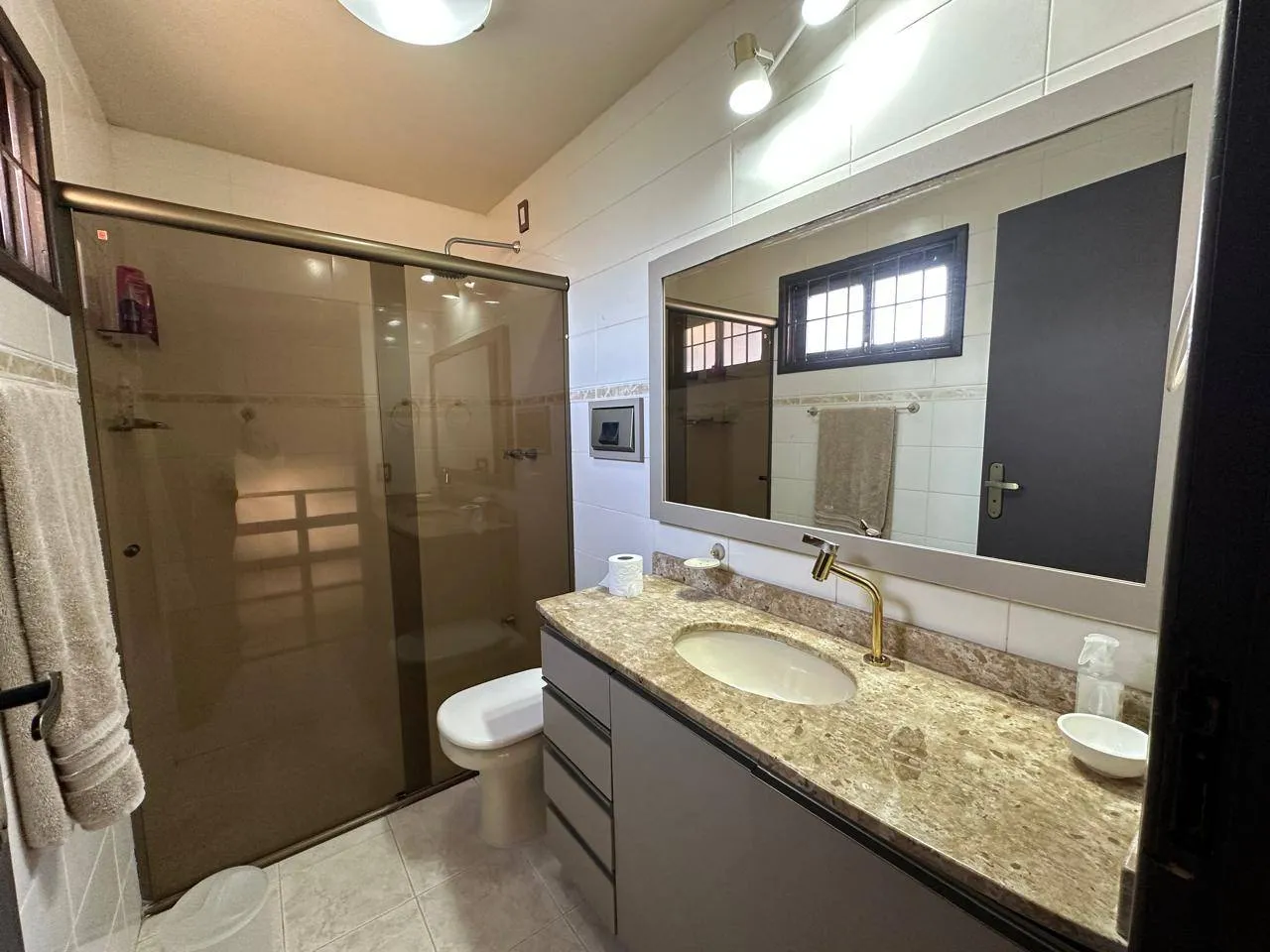 Casa mobiliada à venda no Fragata, Pelotas - 246 m², 3 quartos (sendo 1 suíte), acabamentos de alto padrão e área gourmet com piscina. - 15