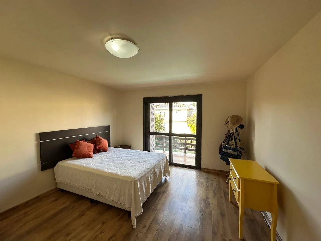 Casa mobiliada à venda no Fragata, Pelotas - 246 m², 3 quartos (sendo 1 suíte), acabamentos de alto padrão e área gourmet com piscina. - 10