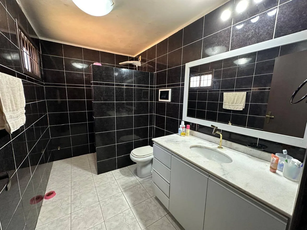 Casa mobiliada à venda no Fragata, Pelotas - 246 m², 3 quartos (sendo 1 suíte), acabamentos de alto padrão e área gourmet com piscina. - 9