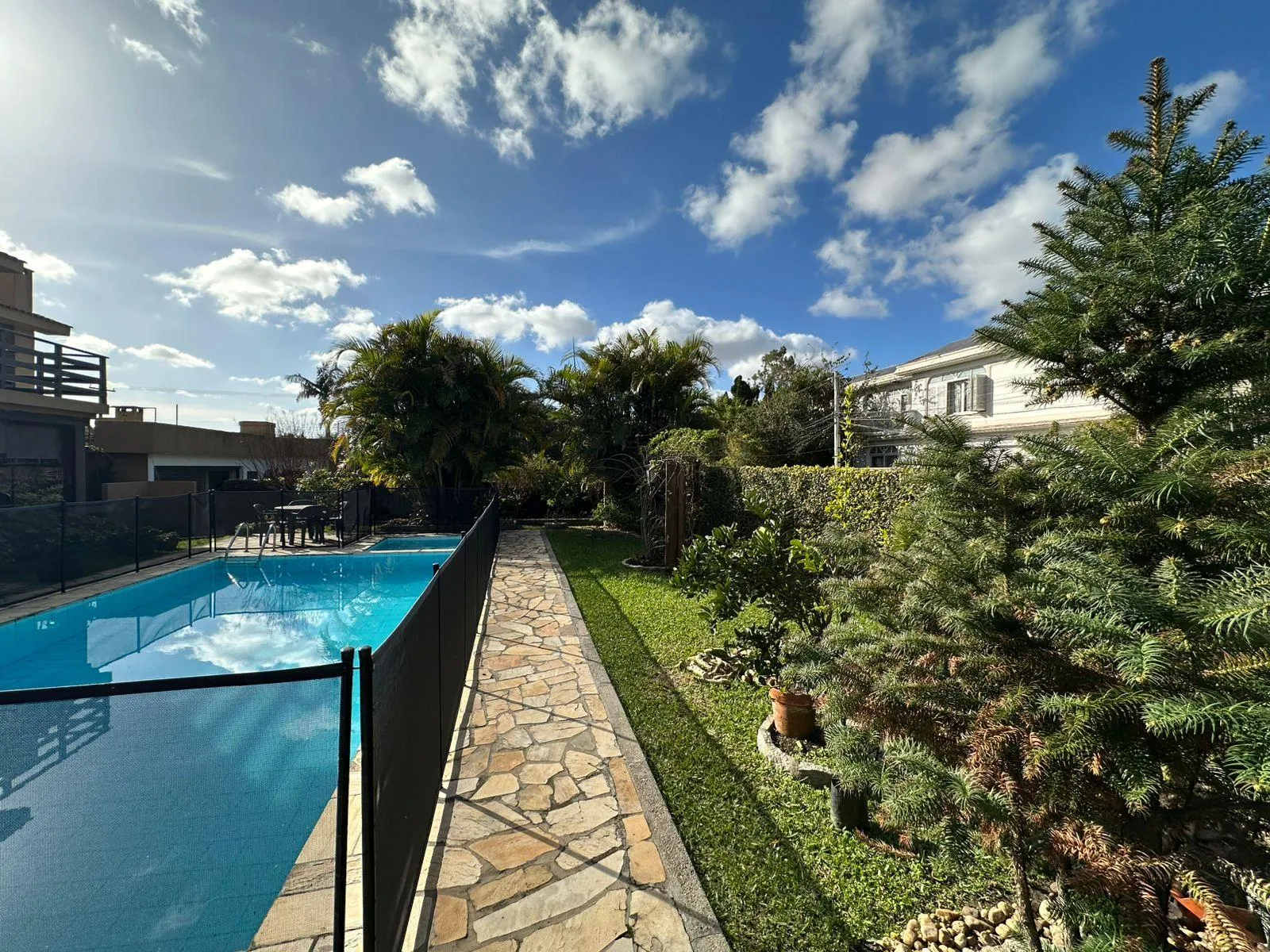 Casa mobiliada à venda no Fragata, Pelotas - 246 m², 3 quartos (sendo 1 suíte), acabamentos de alto padrão e área gourmet com piscina. - 16