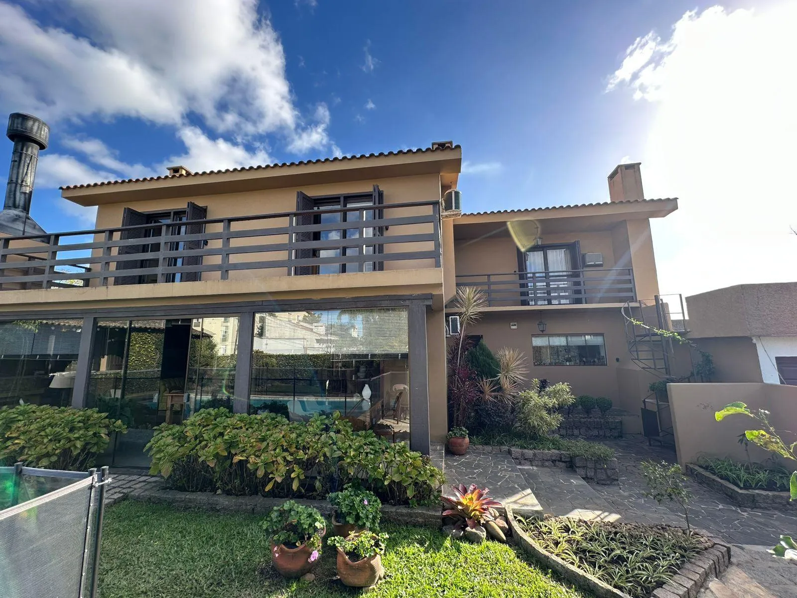 Casa mobiliada à venda no Fragata, Pelotas - 246 m², 3 quartos (sendo 1 suíte), acabamentos de alto padrão e área gourmet com piscina. - 19